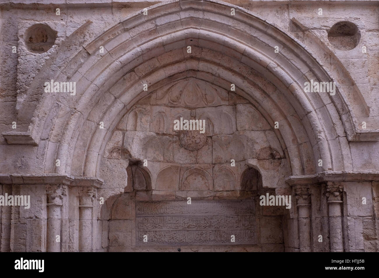 Una vecchia fontana Sabil o Sebil per fornire acqua potabile per i viaggiatori e consentire la purificazione rituale prima della preghiera costruito per ordine del Sultano Suleiman il magnifico decorato con sculture in pietra si trova in al wad strada che gli israeliani chiamano Haggai nel quartiere musulmano, città vecchia di Gerusalemme Israele Foto Stock