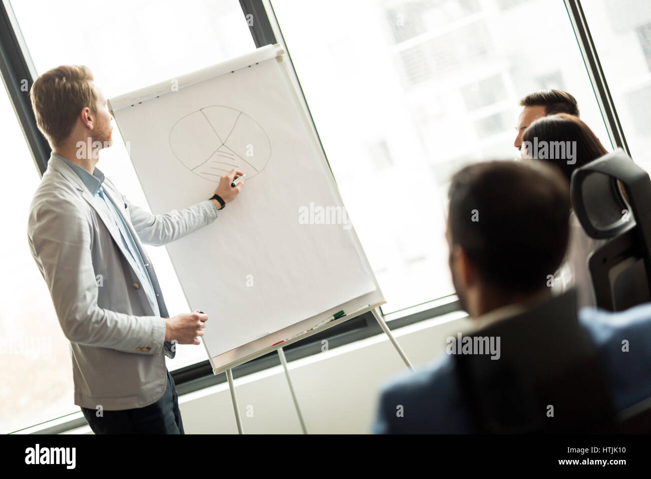 Business spiegando accademico statistiche visualizzate sulla mappa Foto Stock