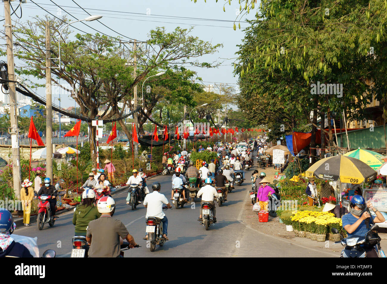 Scena colorati in primavera a Ben Binh Dong, Ho Chi Minh city, Viet Nam, affollato atsmosphere per Tet, fiore di primavera al mercato all'aperto, Vietnam Foto Stock