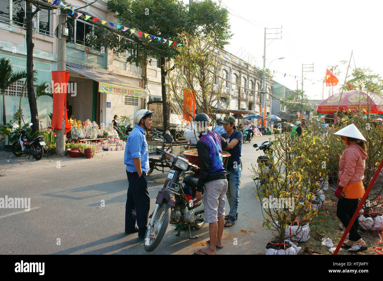 Scena colorati in primavera a Ben Binh Dong, Ho Chi Minh city, Viet Nam, affollato atsmosphere per Tet, fiore di primavera al mercato all'aperto, Vietnam Foto Stock