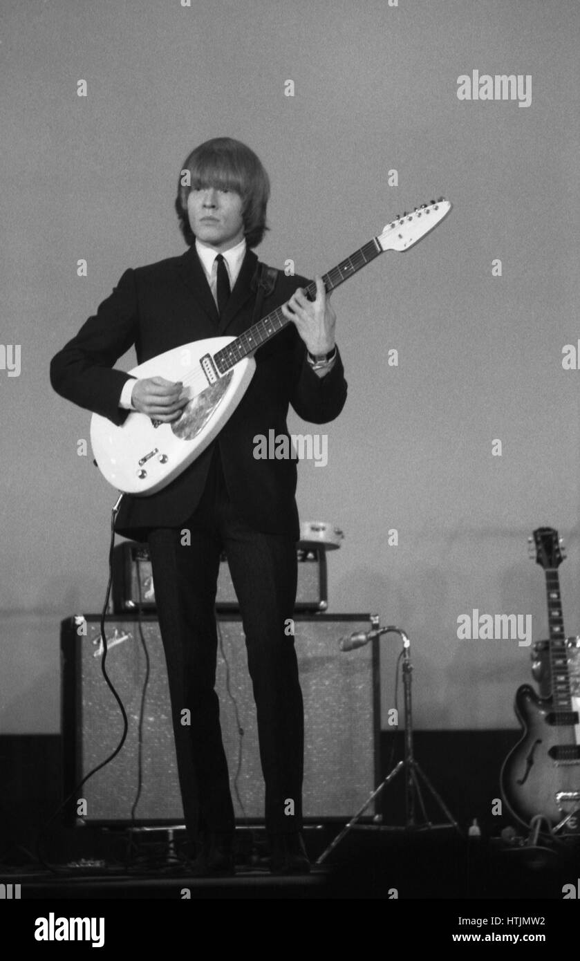 I Rolling Stones il chitarrista Brian Jones durante un concerto presso l'Olympia di Parigi, il 20 ottobre 1964. Foto Stock