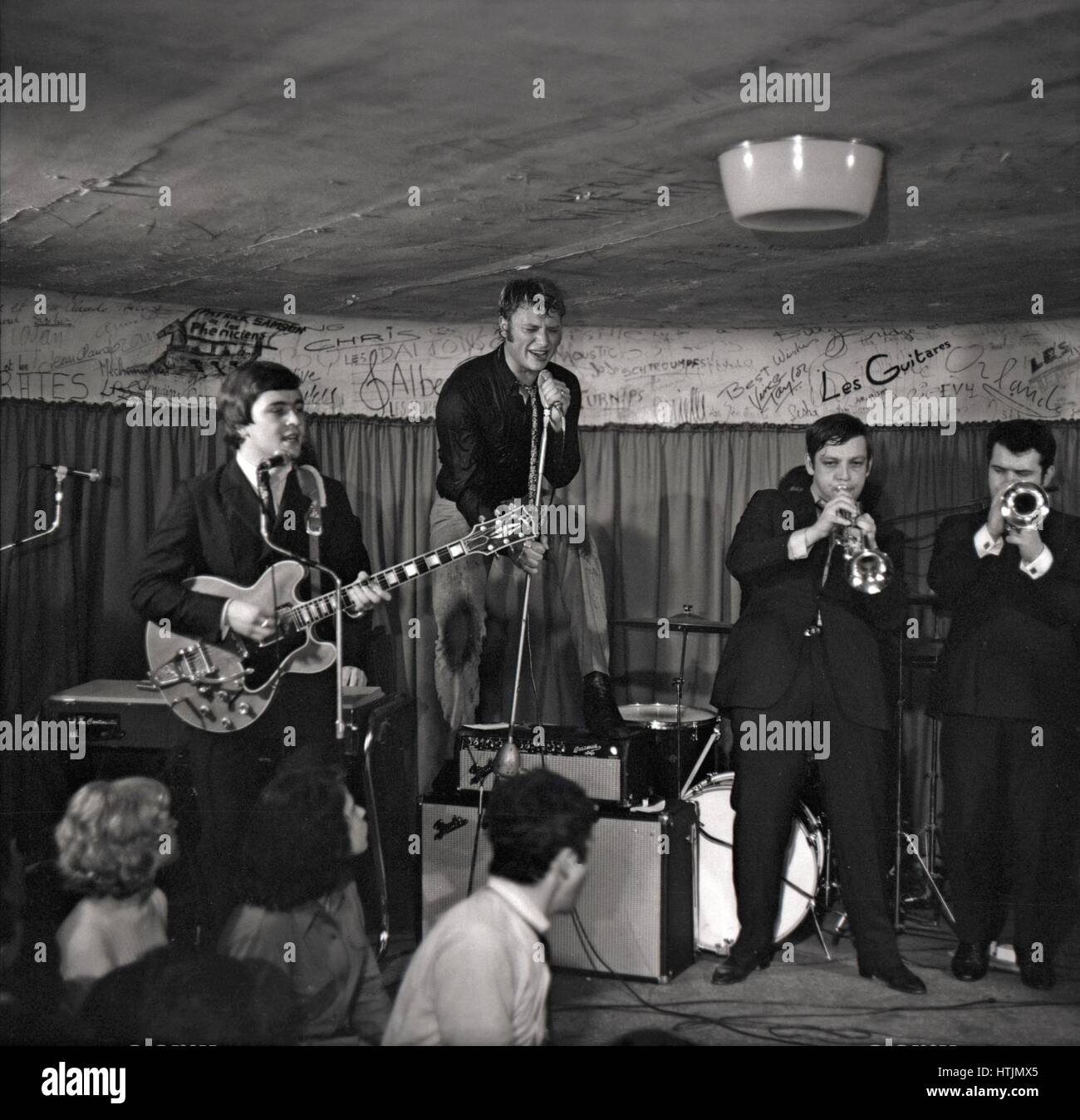 Johnny Hallyday sul palco con Micky Jones, Eddie Vartan e Gilles Pellegrini a Golf-Drouot a Parigi nel 1965. Foto Stock