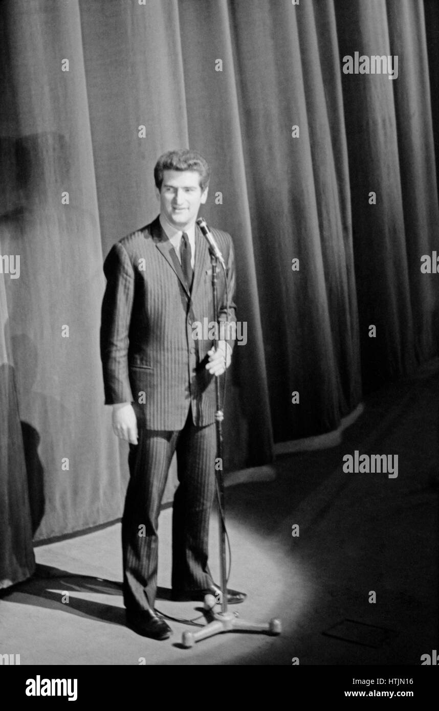 Cantante francese Eddy Mitchell performanti a Parigi Olympia Hall nel 1964. Foto Stock