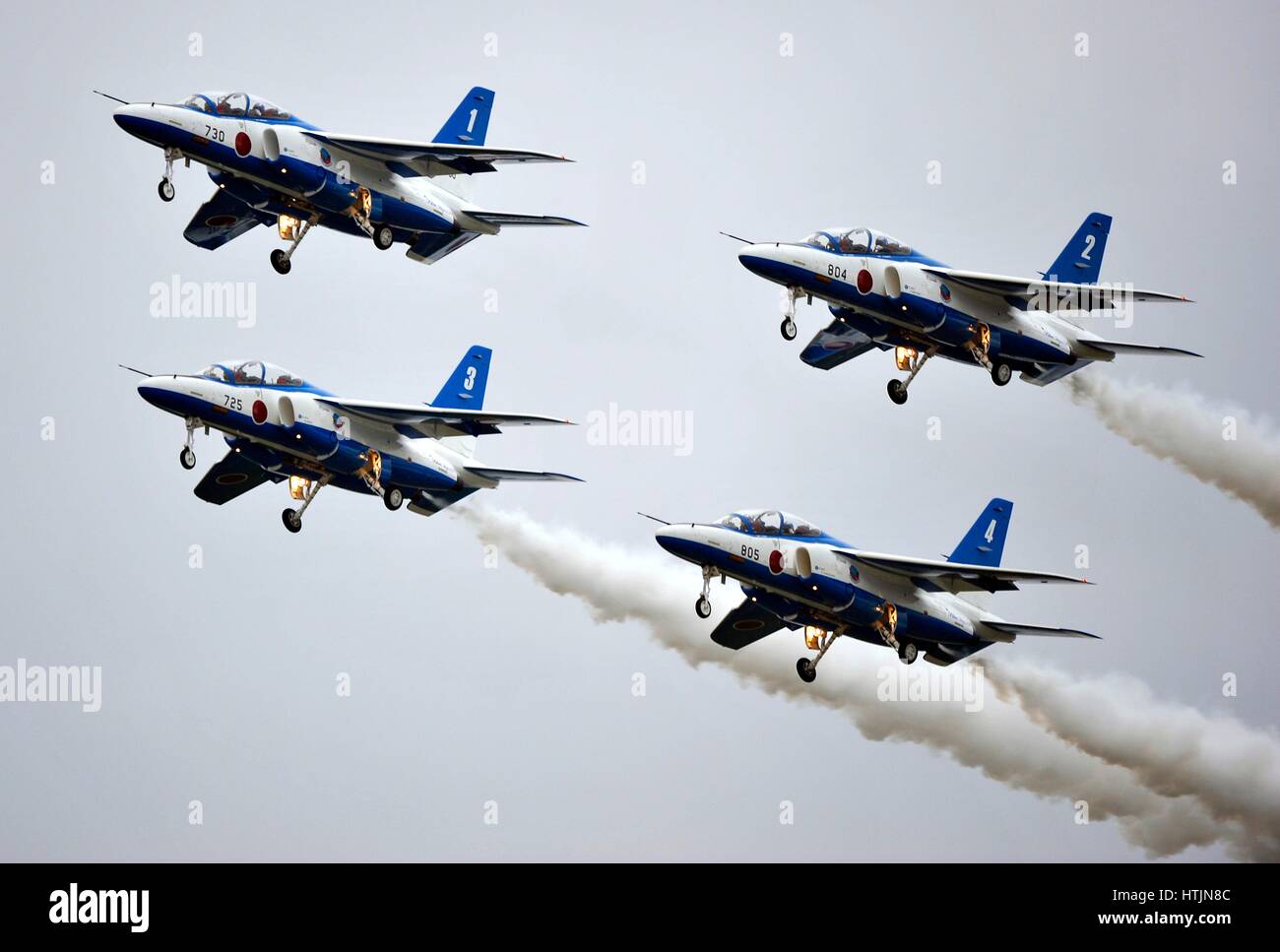 Il Blue Impulse giapponese Dimostrazione aerobatic team esegue un quattro-nave volo di formazione su Misawa combatté Air Base durante la Misawa combatté Air Festival Settembre 19, 2010 vicino a Misawa combatté, Giappone. (Foto di Chad Strohmeyer /U.S. Air Force via Planetpix) Foto Stock