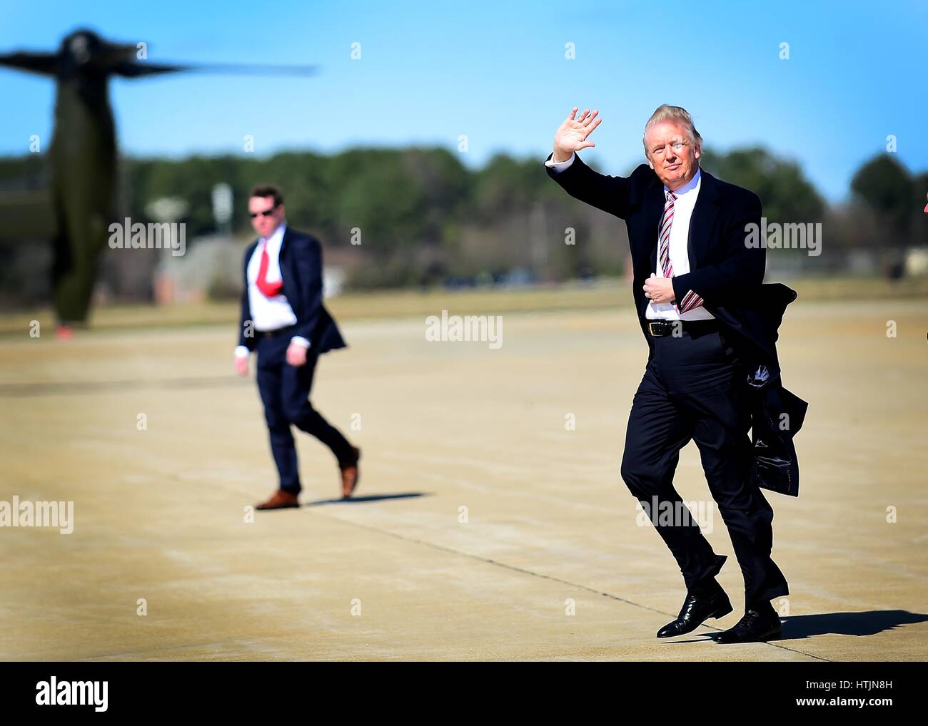 Stati Uniti Presidente Donald Trump onde come egli arriva a base comune Langley-Eustis Marzo 2, 2017 in Hampton, Virginia. (Foto di noci di arec T. Bell/US Air Force via Planetpix) Foto Stock