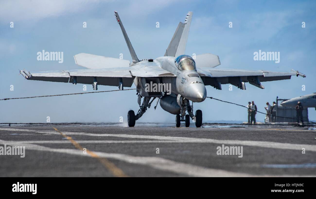Un U.S. Navy F/A-18E Super Hornet fighter aircraft atterra sul ponte di volo a bordo della USN Nimitz-class portaerei USS Carl Vinson 30 gennaio 2017 nell'Oceano Pacifico. (Foto di MCS2 Sean M. Castellano /US Navy via Planetpix) Foto Stock