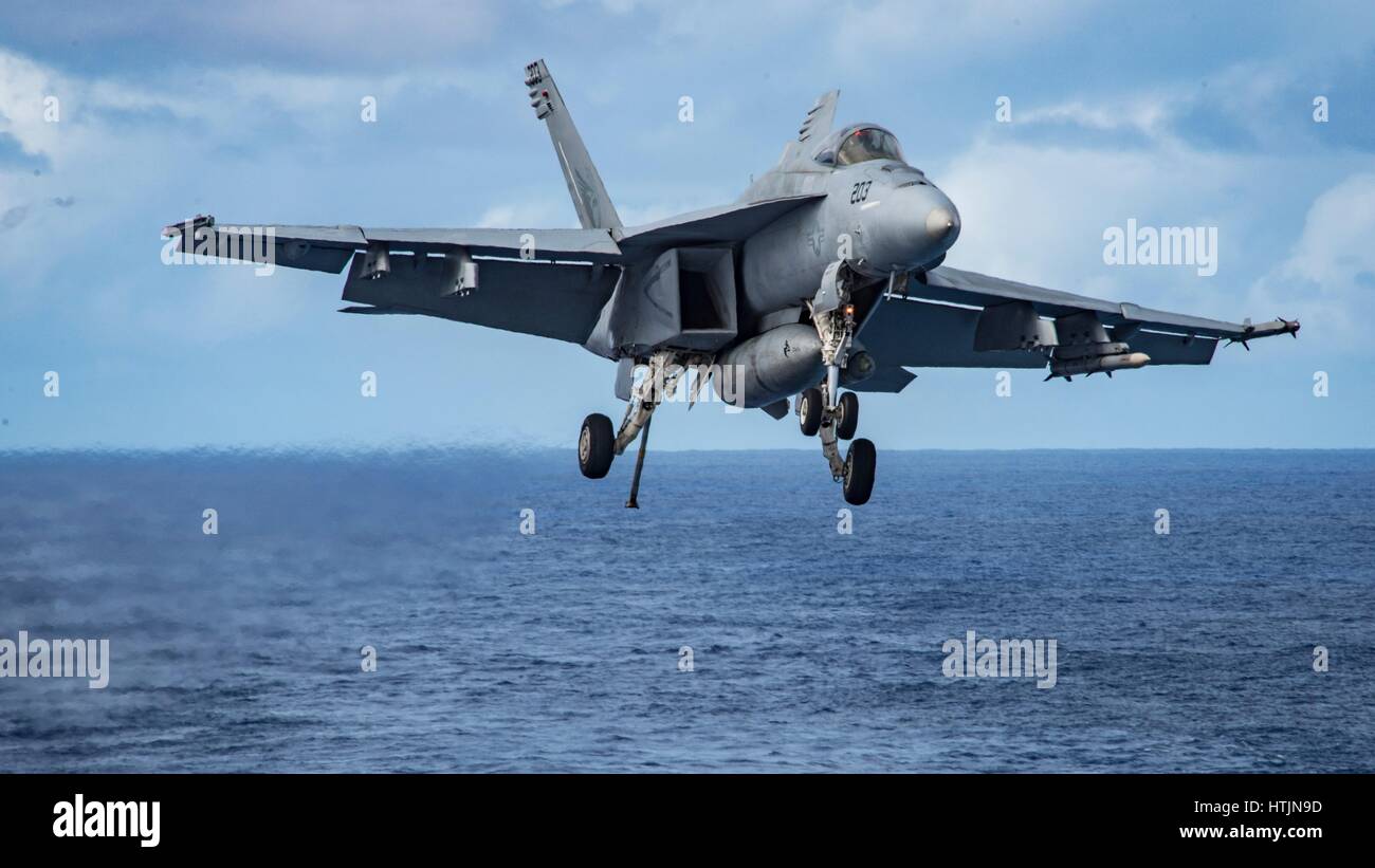 Un U.S. Navy F/A-18E Super Hornet fighter aircraft si prepara ad atterrare sul ponte di volo a bordo della USN Nimitz-class portaerei USS Carl Vinson Febbraio 9, 2017 nell'Oceano Pacifico. (Foto di MCS2 Sean M. Castellano /US Navy via Planetpix) Foto Stock