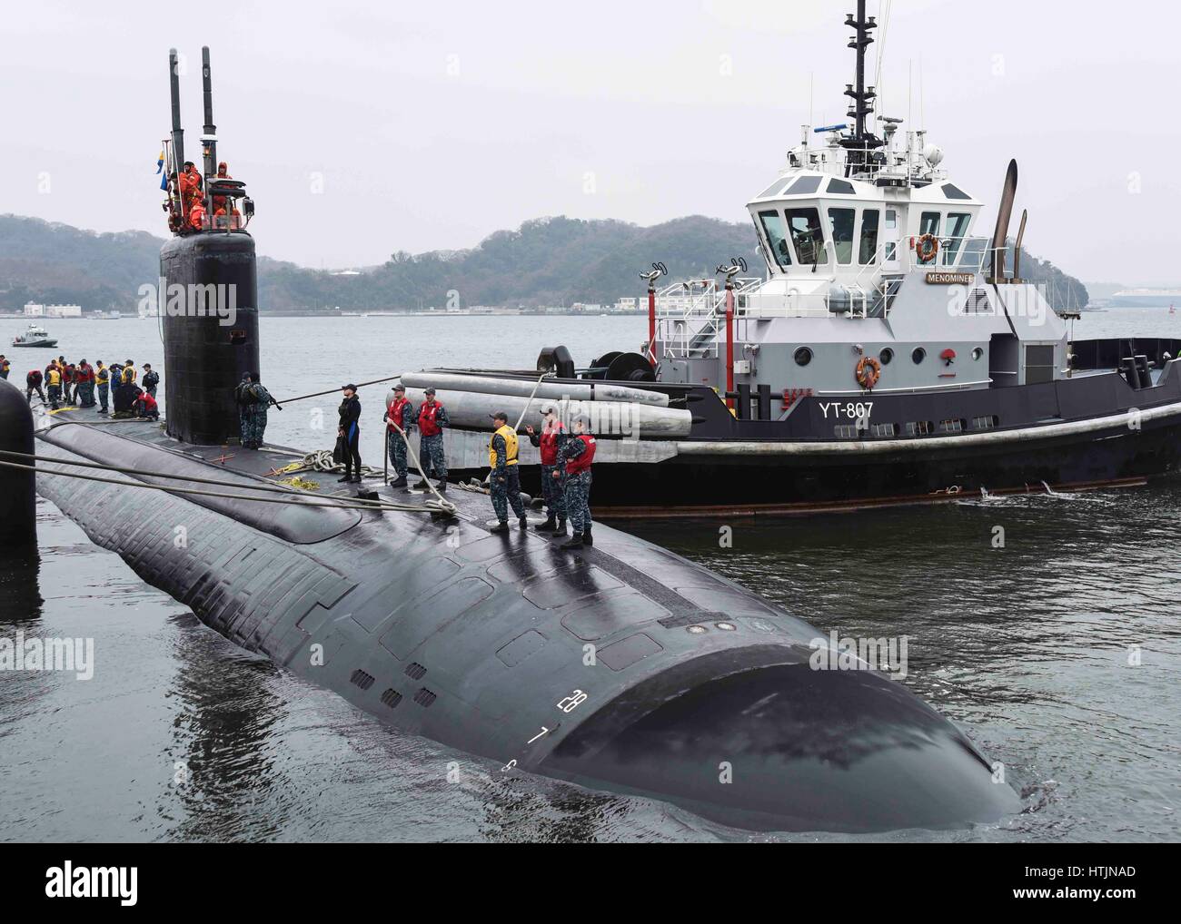 L'USN Los Angeles-classe fast-attacco sommergibile USS Santa Fe mori presso le attività della flotta Yokosuka Marzo 2, 2017 a Yokosuka, Giappone. (Foto di MCS2 Brian G. Reynolds /US Navy via Planetpix) Foto Stock