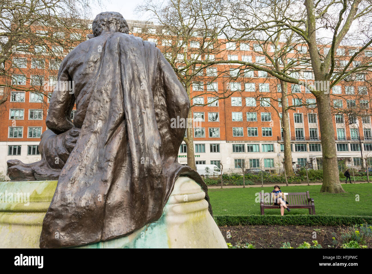 Statua del Mahatma Gandhi, scolpito da Fredda brillante, in Tavistock Square, Londra, Regno Unito. Foto Stock