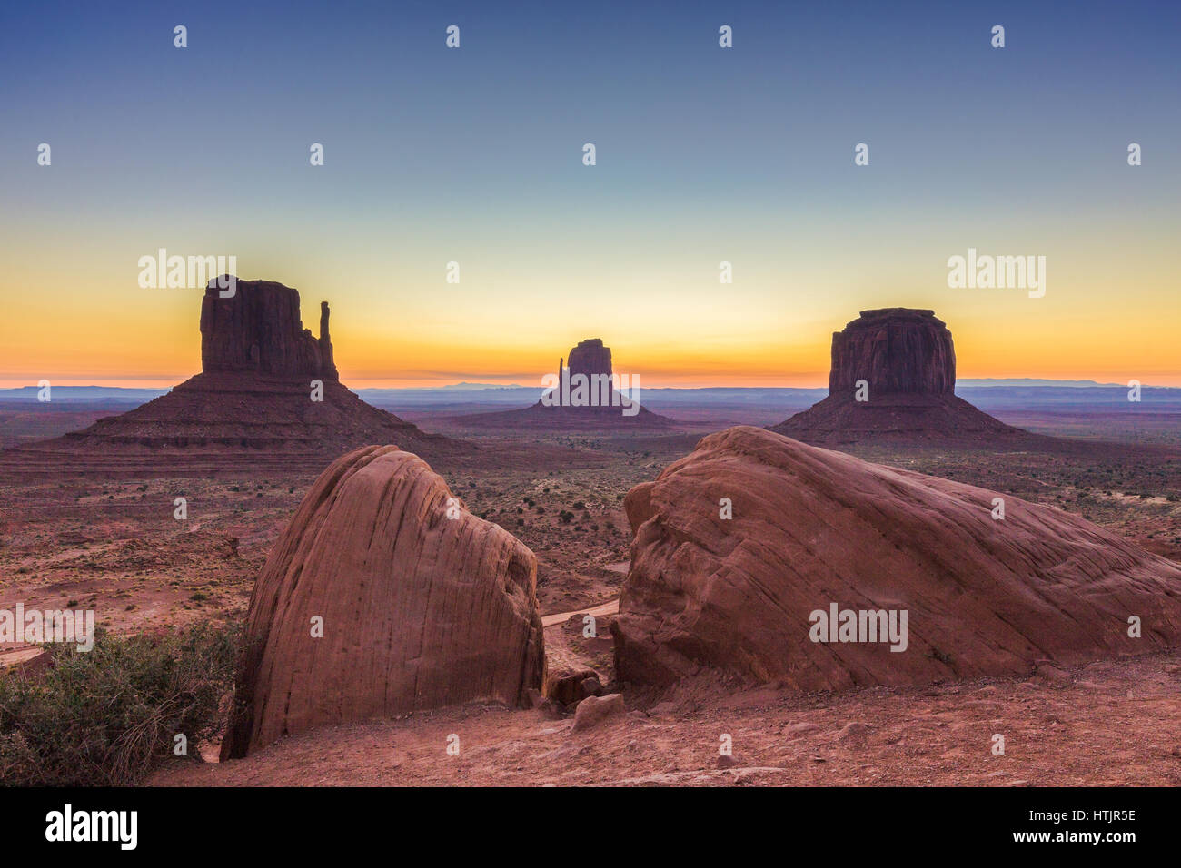 Visualizzazione classica di scenic Monument Valley con il famoso mezzoguanti e Merrick Butte in beautiful Golden. La luce del mattino al sorgere del sole in estate con retro vin Foto Stock