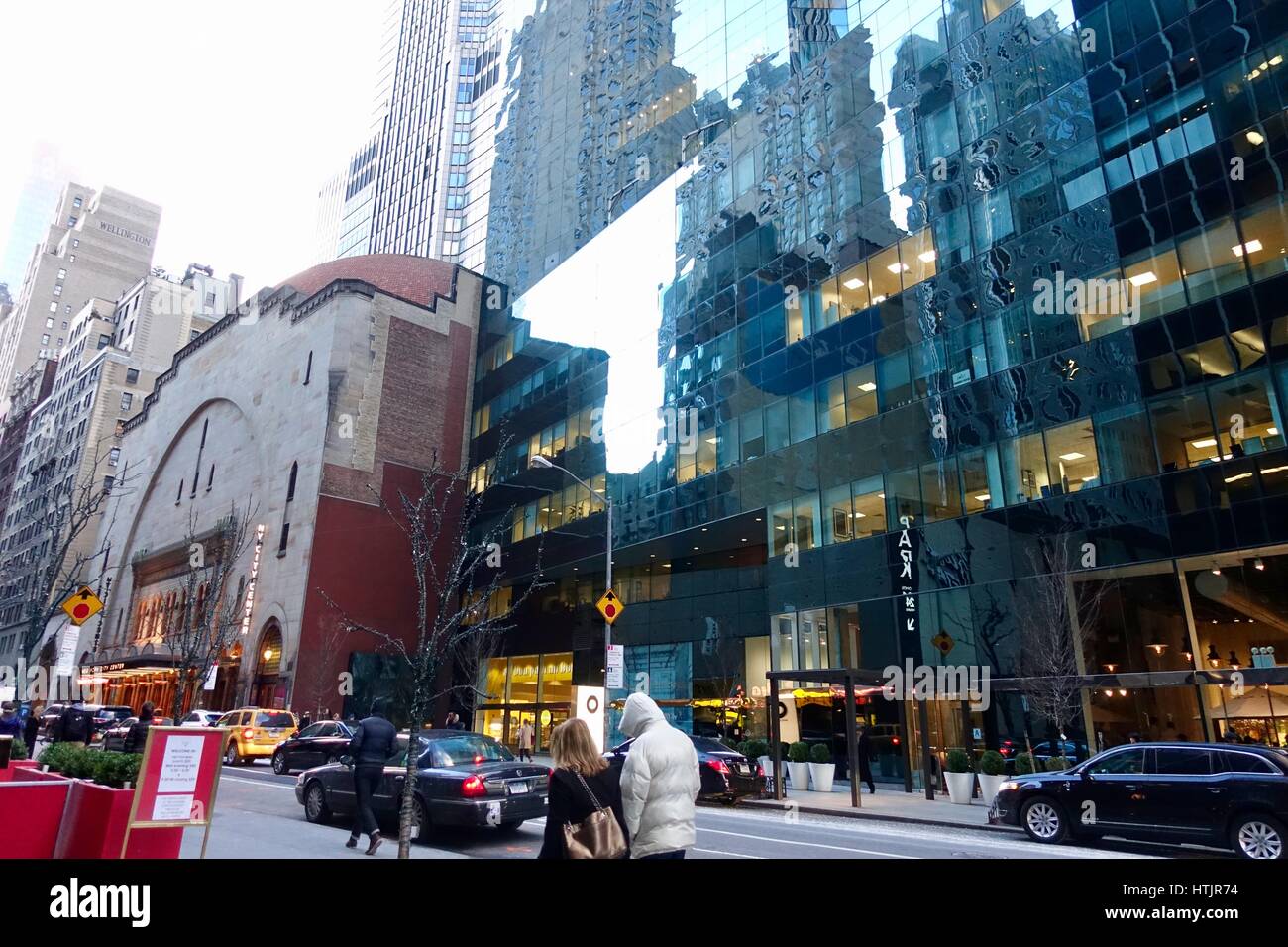 Architettura moresca e vetro la riflessione su cinquanta-quinta strada, Manhattan, New York New York, Stati Uniti d'America. Foto Stock