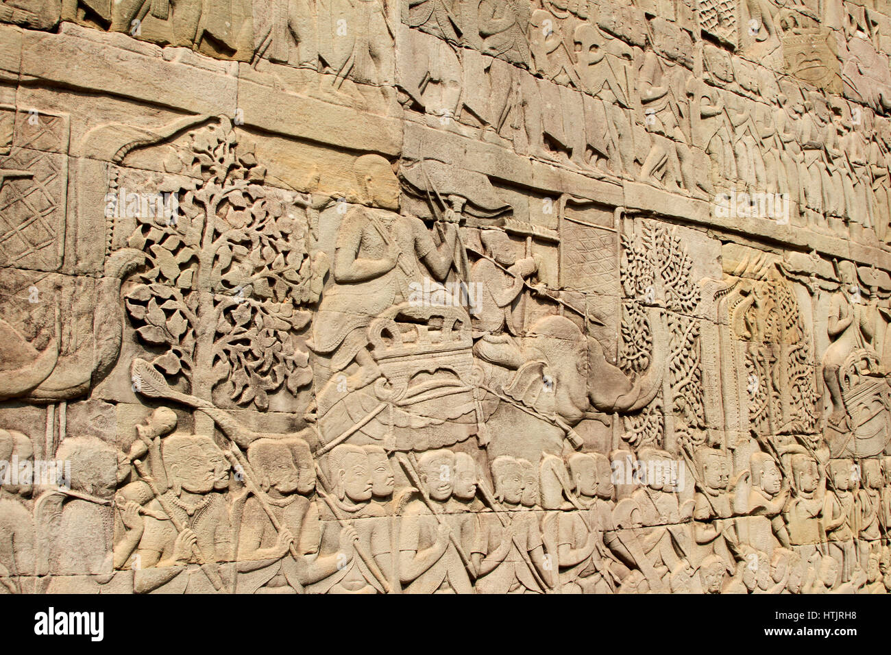 Un rilievo con gli elefanti e la guerra, scolpite nelle pareti presso il tempio Bayon in Angkor Thom, ex capitale dell Impero Khmer fuori mod Foto Stock