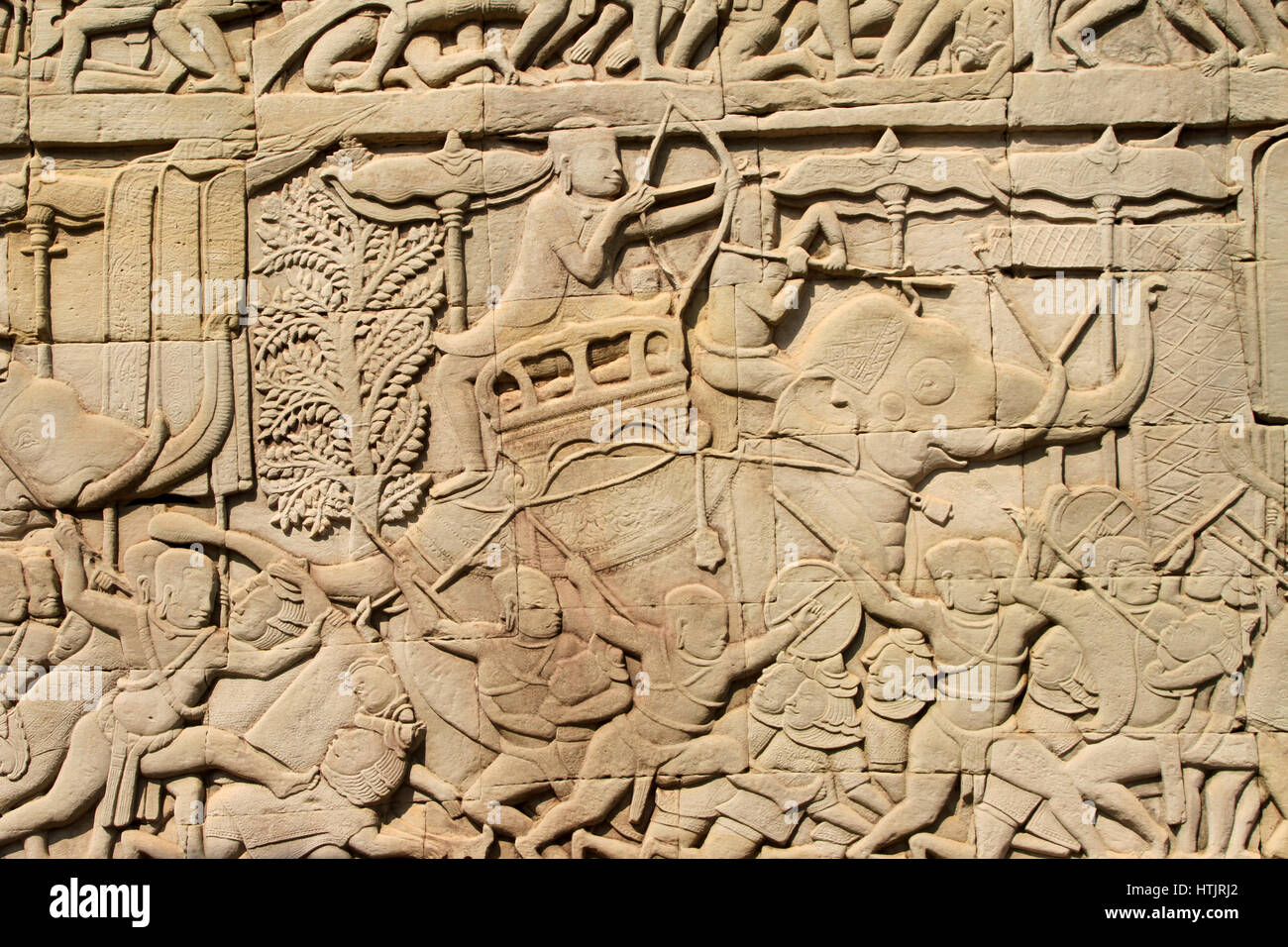 Un rilievo con gli elefanti e la guerra, scolpite nelle pareti presso il tempio Bayon in Angkor Thom, ex capitale dell Impero Khmer fuori mod Foto Stock