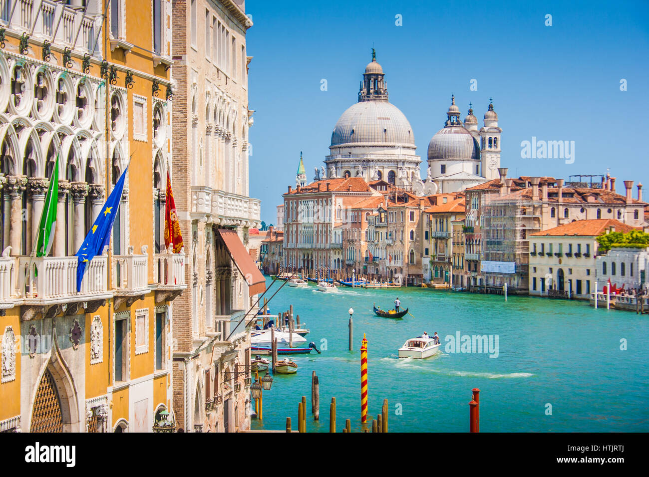 Bellissima vista del famoso Canal Grande con la Basilica di Santa Maria della Salute in background in una giornata di sole in estate, Venezia, Italia Foto Stock