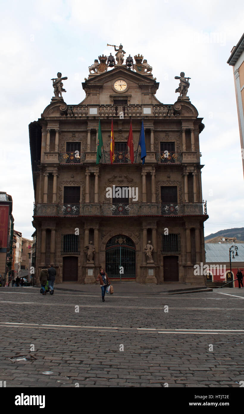 Il Municipio di Pamplona in Plaza concistoriali, sede del governo municipale e icona di inizio della San Fermin fiesta con i tori eseguire Foto Stock