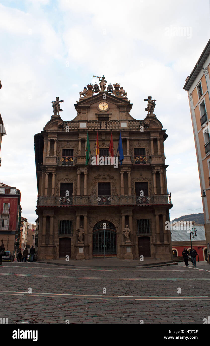 Il Municipio di Pamplona in Plaza concistoriali, sede del governo municipale e icona di inizio della San Fermin fiesta con i tori eseguire Foto Stock