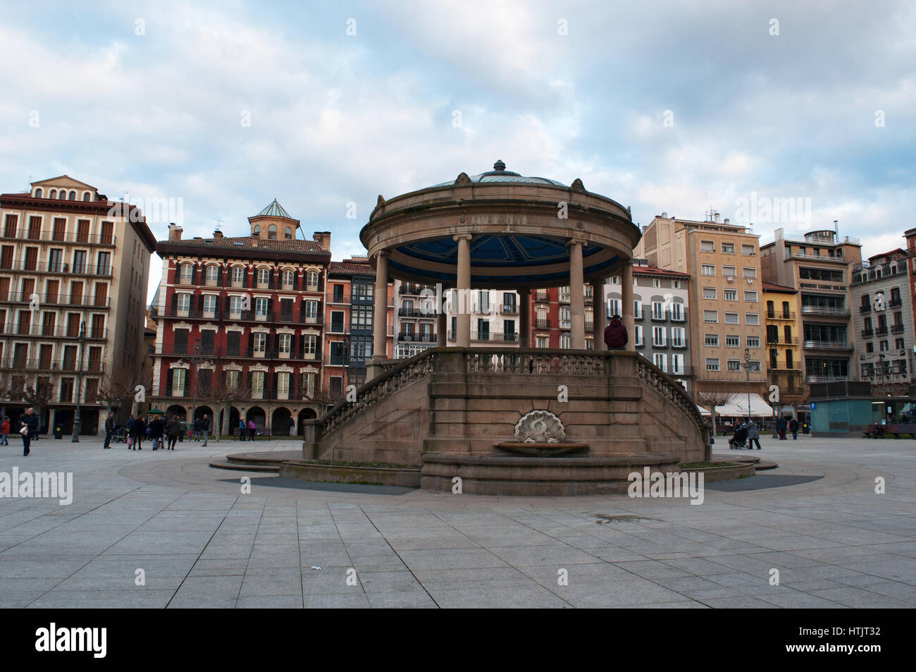 Vista della Plaza del Castillo, il centro nevralgico della città di Pamplona che è stato palcoscenico per le corride fino al 1844 e ora è il luogo di incontro per la gente del posto Foto Stock