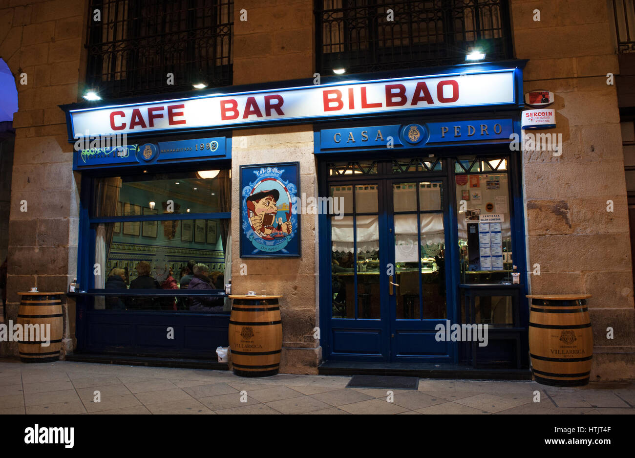 Il Cafe Bar Bilbao, una delle più antiche e tipiche taverne sotto gli archi di Plaza Nueva, la piazza più famosa della città vecchia di Bilbao Foto Stock