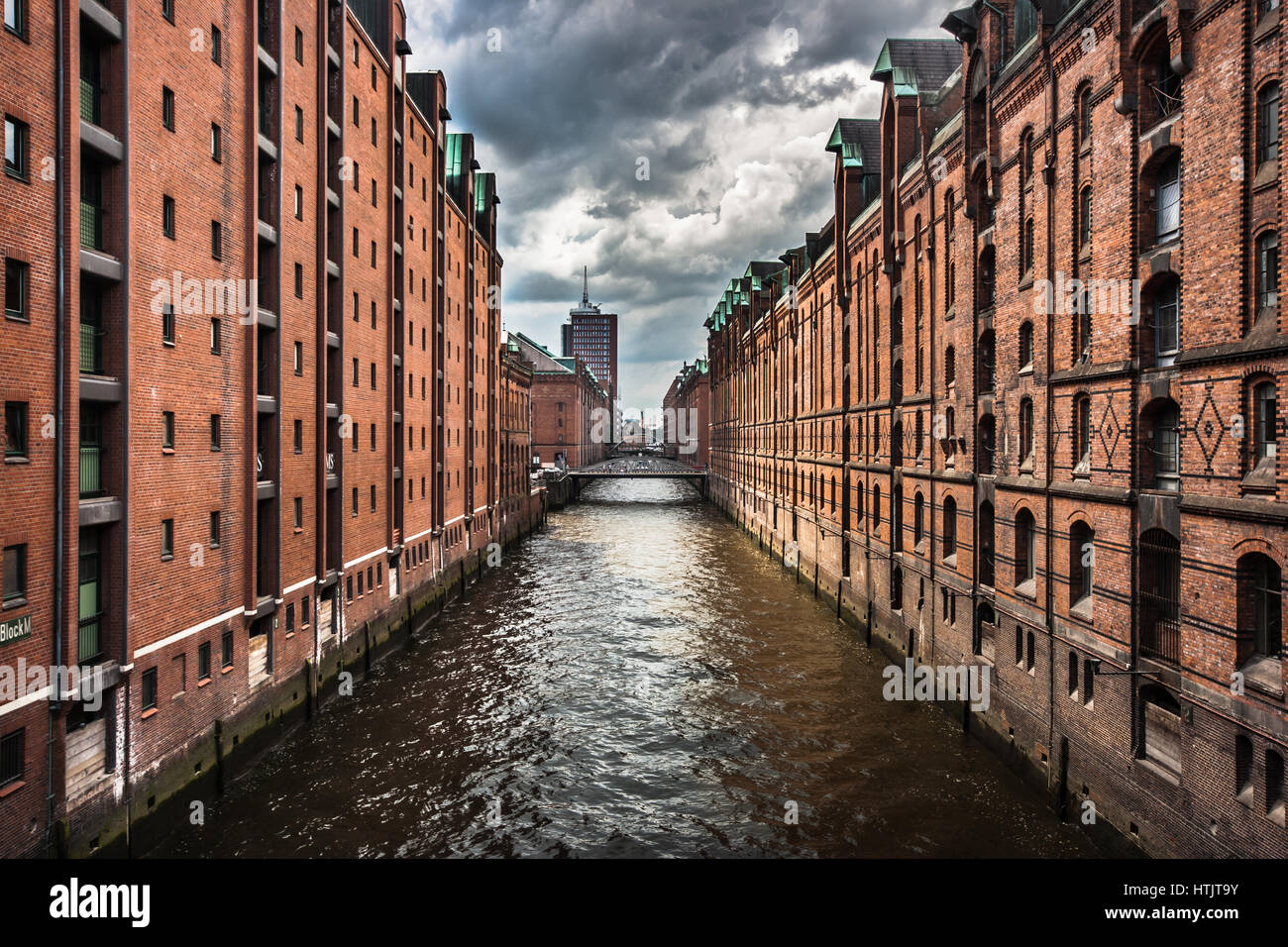 Famoso Speicherstadt warehouse district con nuvole scure prima della tempesta di Amburgo, Germania Foto Stock