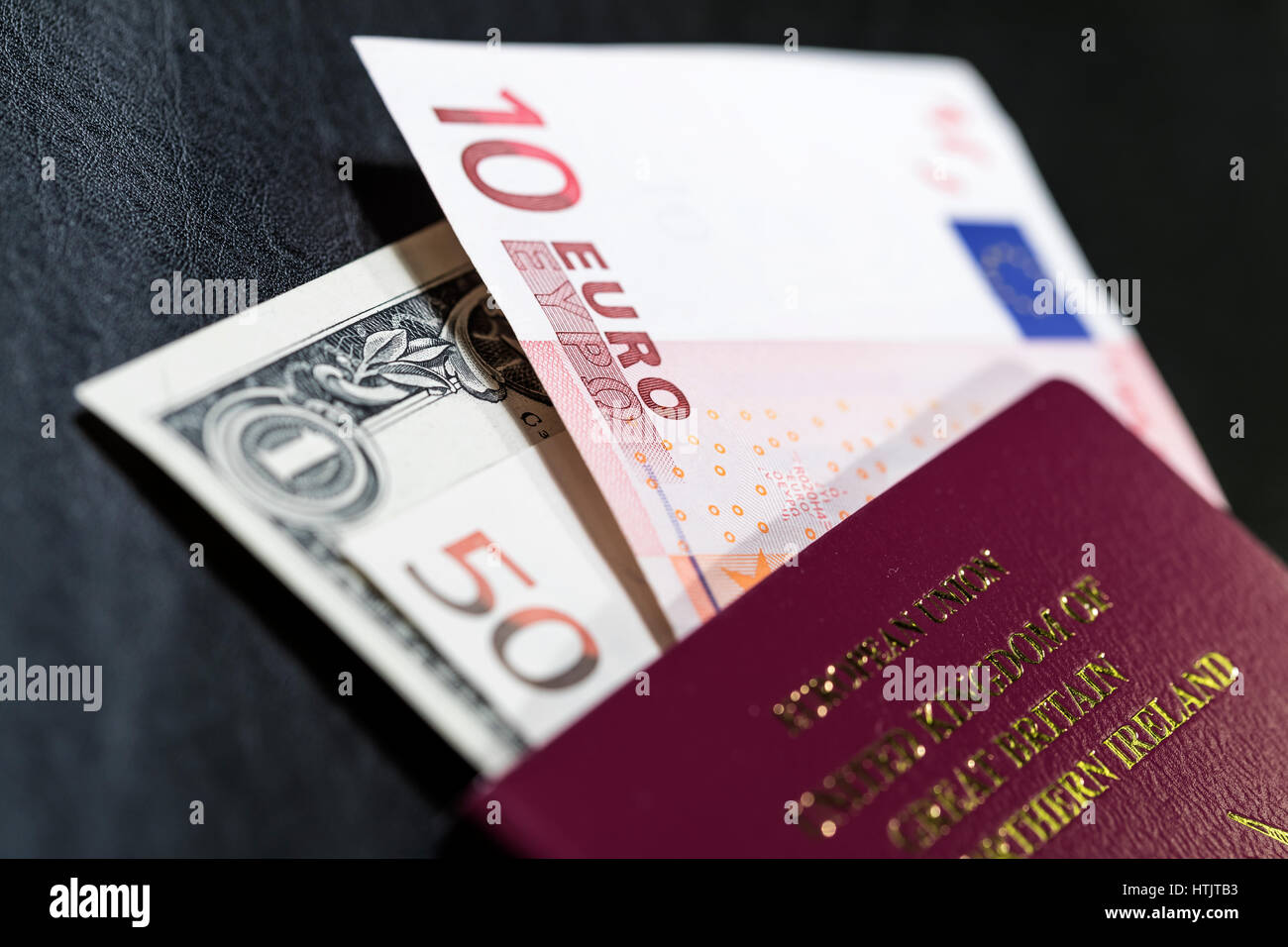 Passaporto britannico e moneta - banconote, viaggi Foto Stock