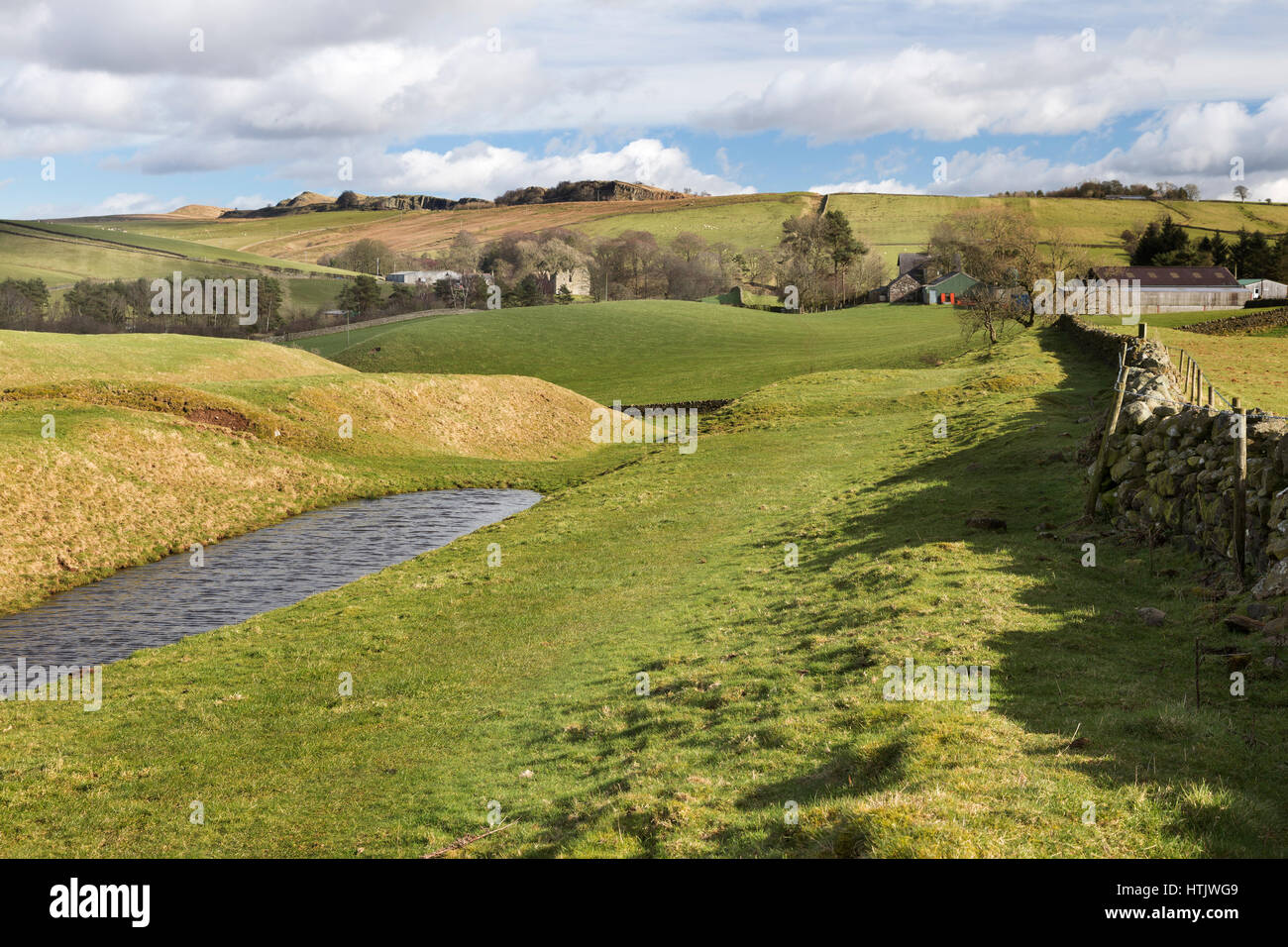 Il Vallo di Adriano: l'acqua-riempito il fosso del nord, tra Thirlwall e Gilsland, vicino al Northumberland e Cumbria confine Foto Stock