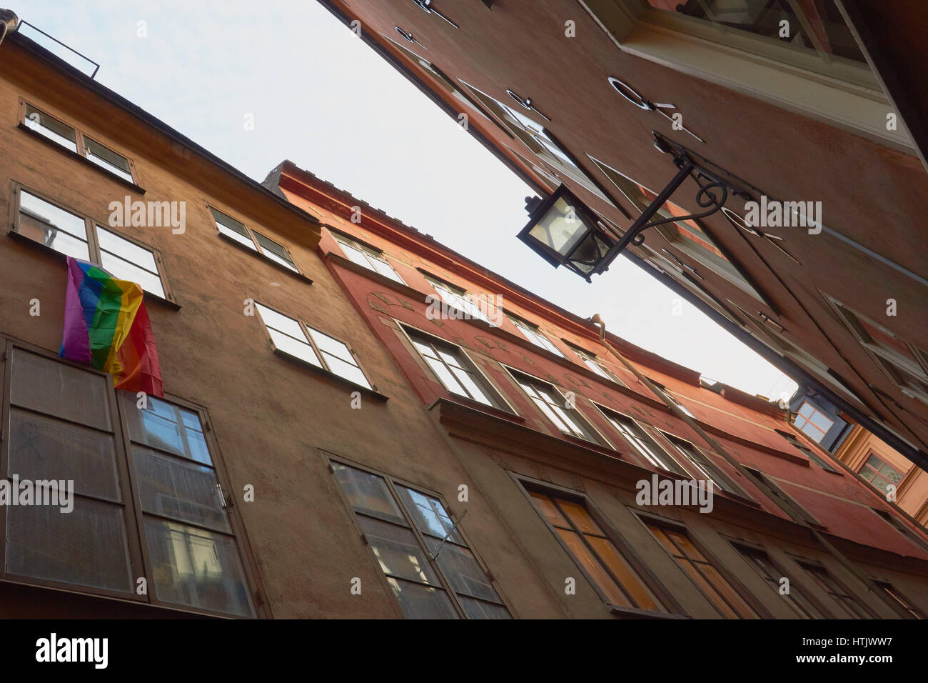 Bandiera arcobaleno appesi da finestra di Gamla Stan, la città vecchia di Stoccolma, Svezia e Scandinavia Foto Stock