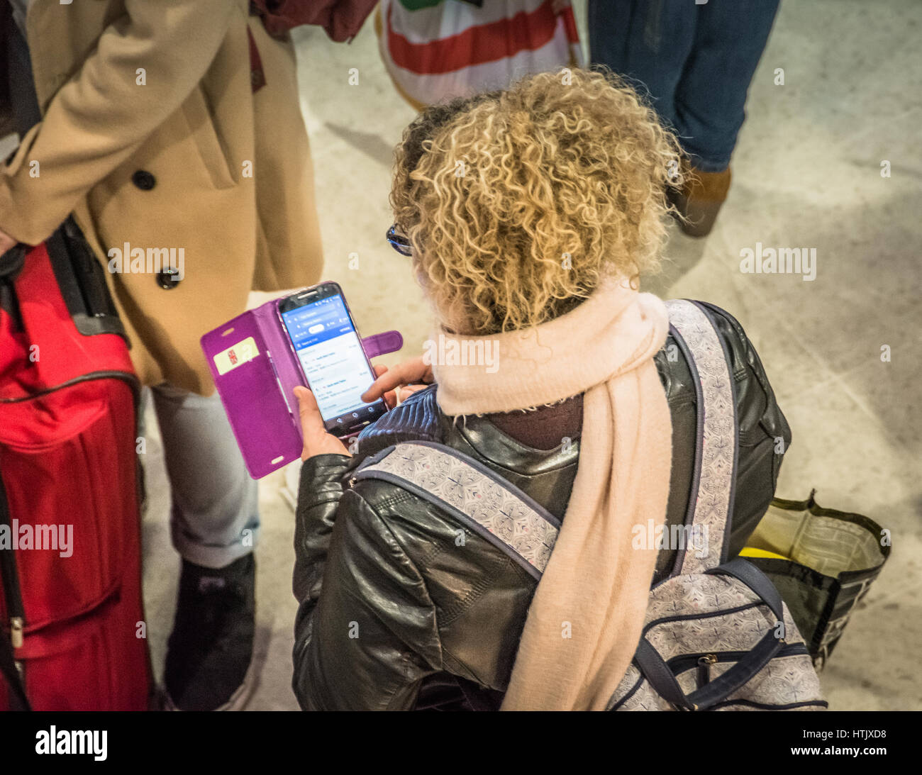 Privacy dei dati - closeup di una donna che controlla il suo cellulare a Londra Foto Stock