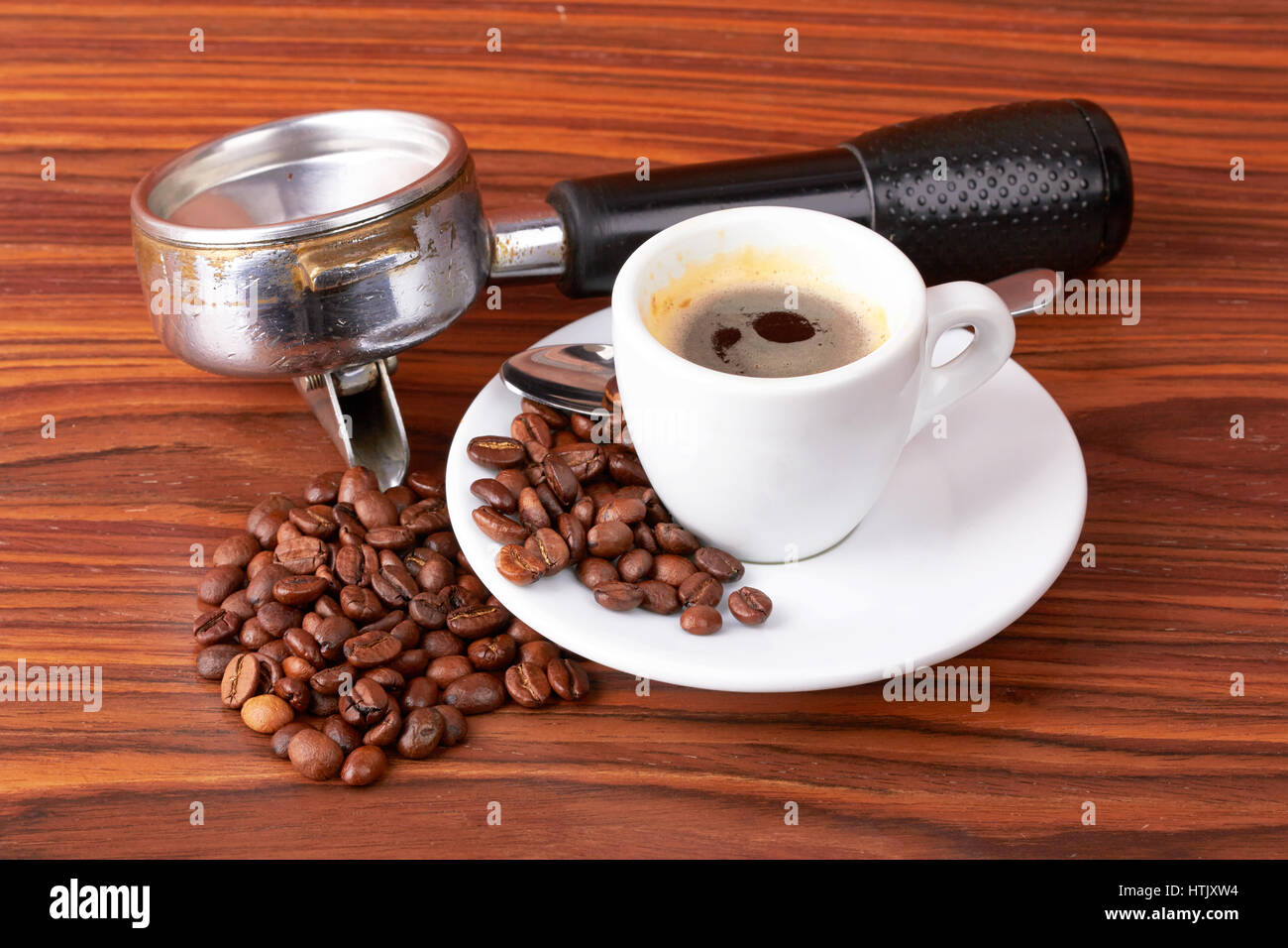 Tazza di caffè con i chicchi di caffè su sfondo di legno Foto Stock