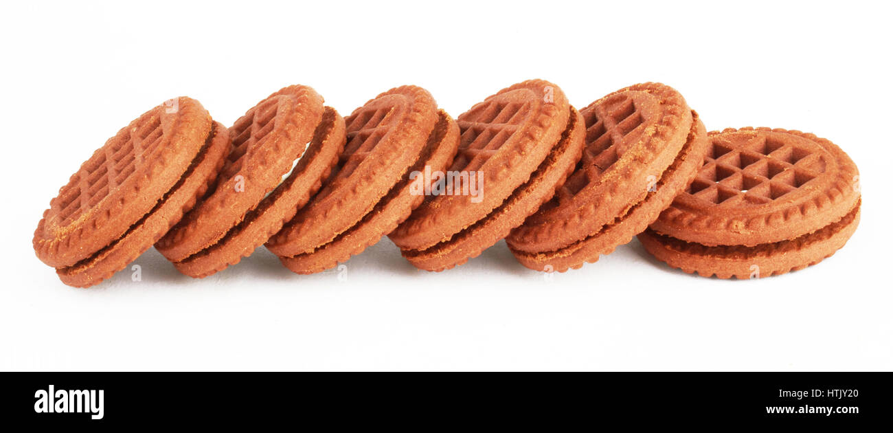 Pila di crema di cioccolato oreo cookie su bianco. Foto Stock