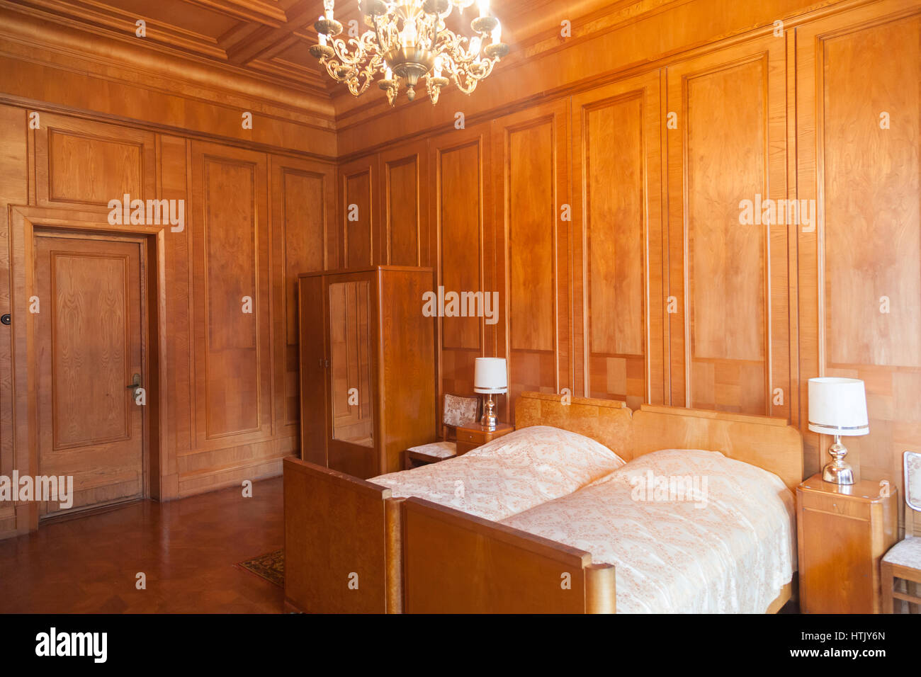 L'interno della camera da letto in legno di noce allo stato cottage di Joseph Stalin si trova vicino a Gagra Foto Stock