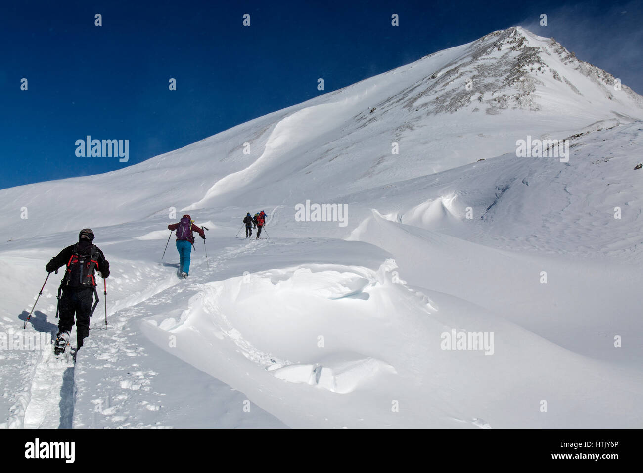 Sci alpinismo ed escursioni con le racchette da neve nelle Alpi austriache. Foto Stock