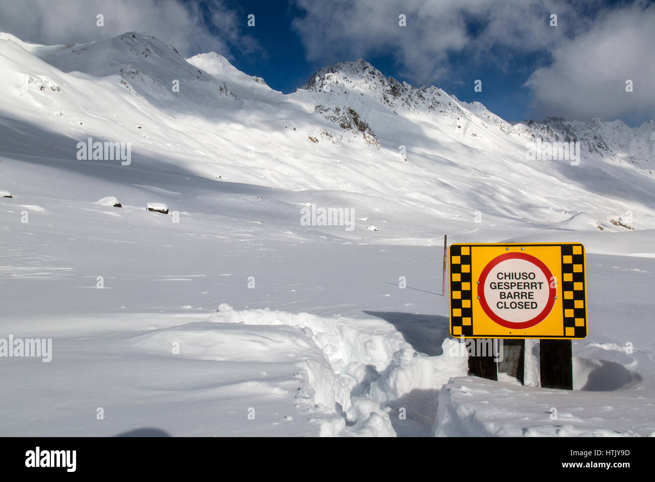 Cartello ' Chiuso Gesperrt Barre chiuso'. Questo si riferisce ad una chiusura pista di montagna a causa di una forte caduta di neve e rischio valanghe nelle Alpi austriache. Foto Stock