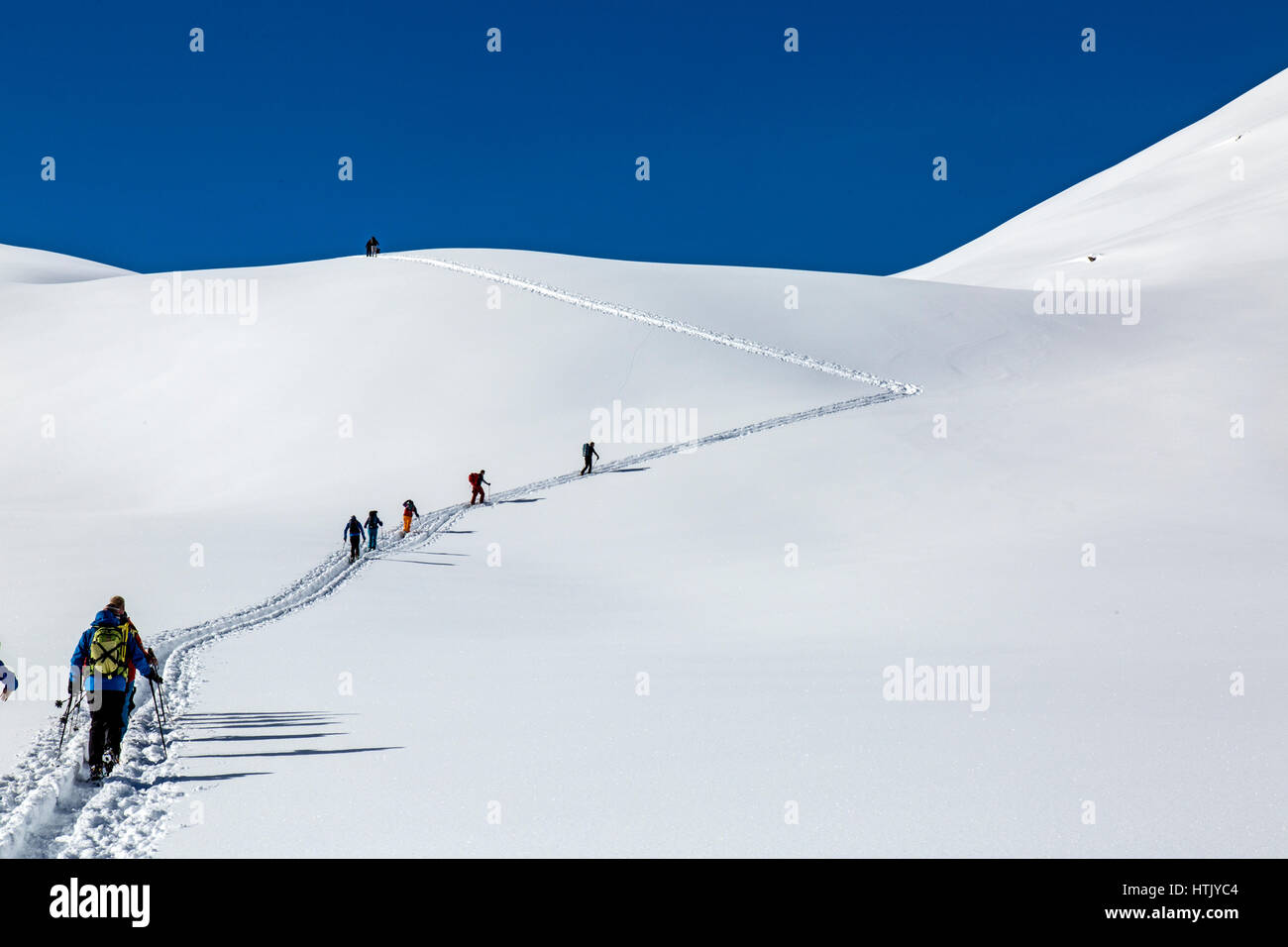 Le persone con le racchette da neve nelle Alpi austriache, con cielo blu. Foto Stock