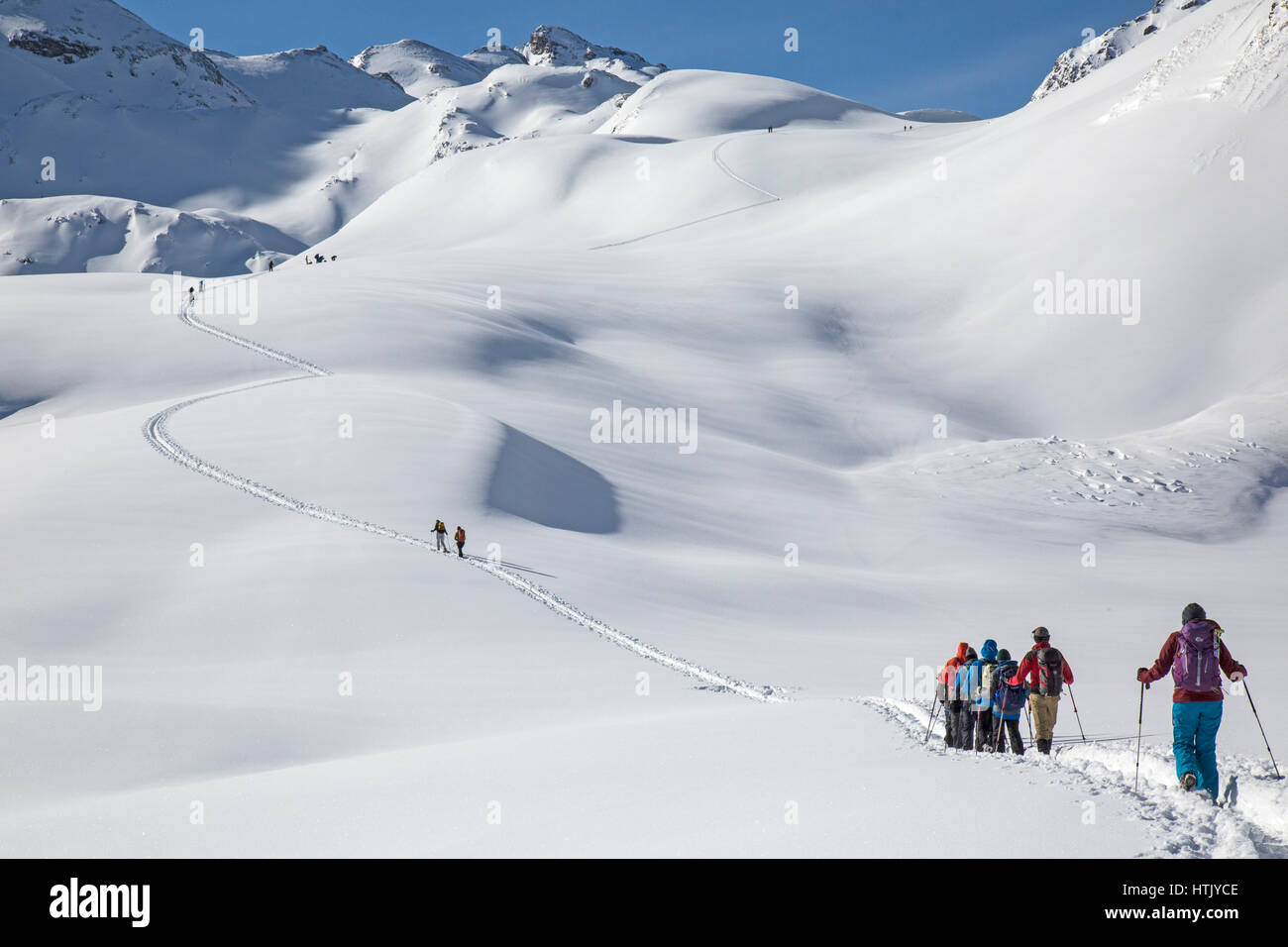 Le persone con le racchette da neve nelle Alpi austriache, con cielo blu. Foto Stock