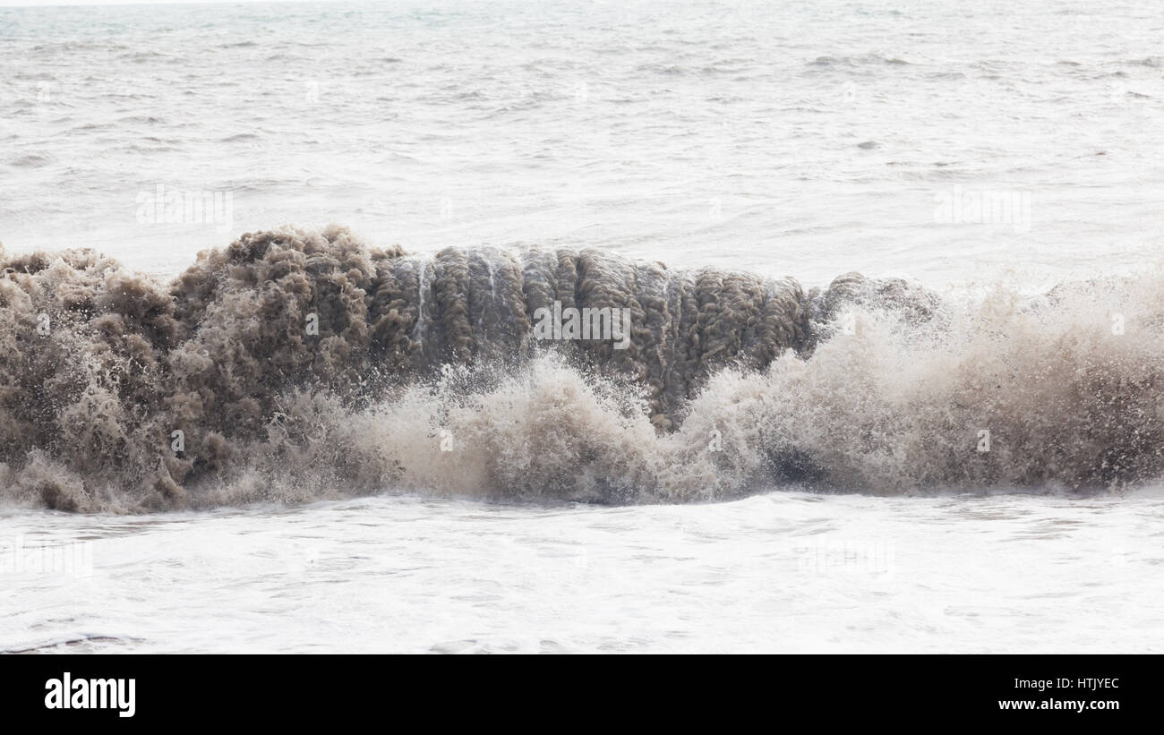 Un ondata di acqua torbida Foto Stock