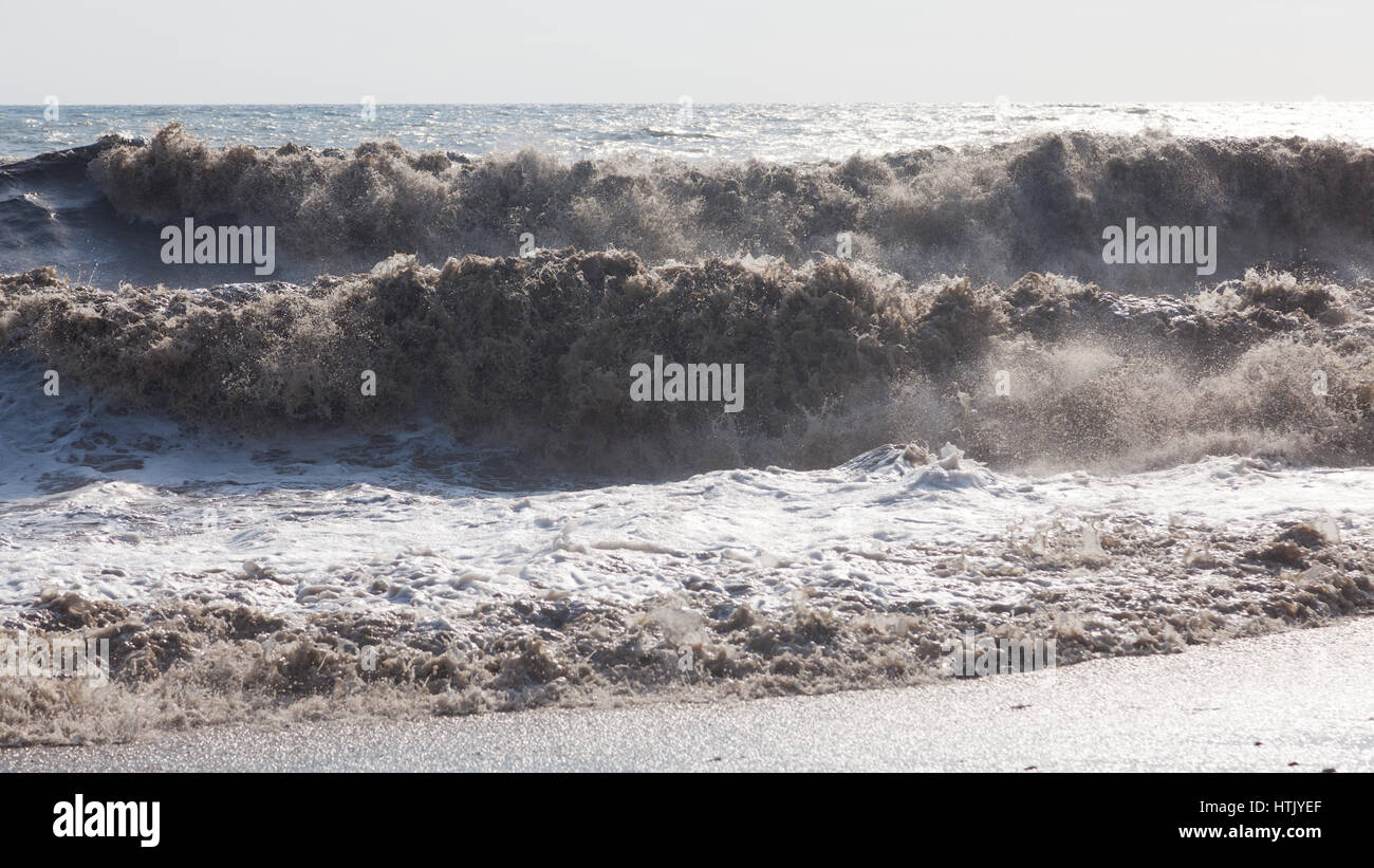 Un ondata di acqua torbida Foto Stock