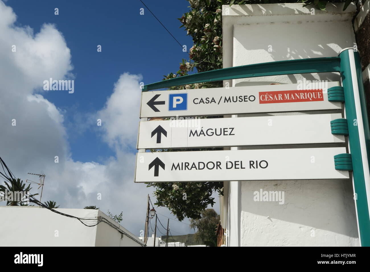 La strada di Maguez. La segnaletica in Haria, Lanzarote, Isole Canarie, Spagna Foto Stock