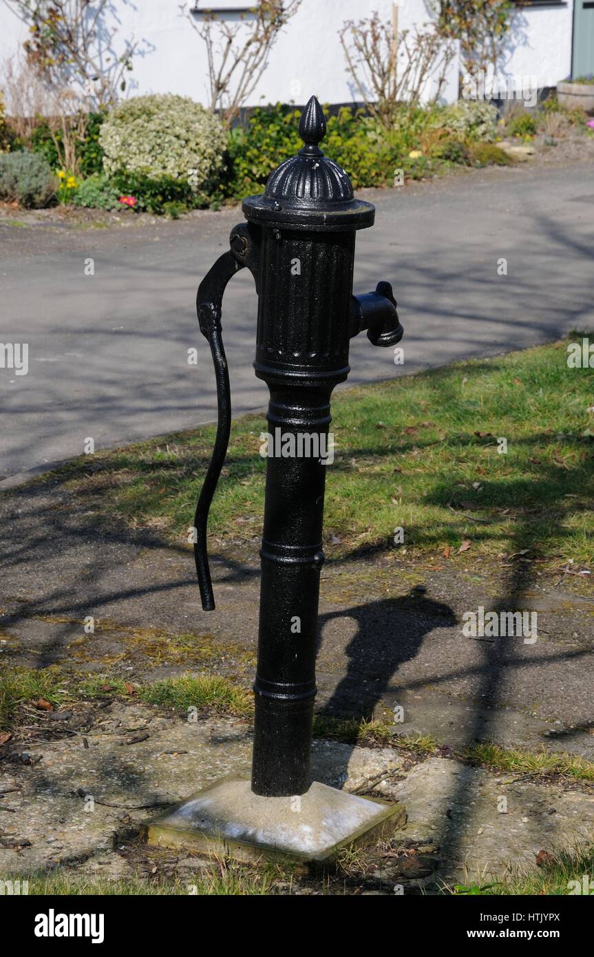 Pompa, Foxton, Cambridgeshire, sorge vicino all'angolo di Mortimers Lane. La pompa è una ghisa pompa di stand risalente al 1873 realizzato da Henry Bamford & Sons Foto Stock