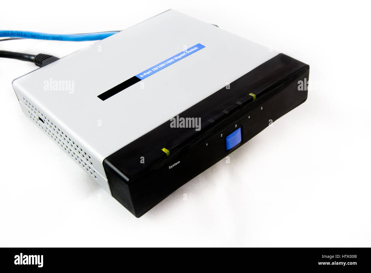 Rete LAN switch con blu collegato il cavo ethernet isollated su sfondo bianco Foto Stock