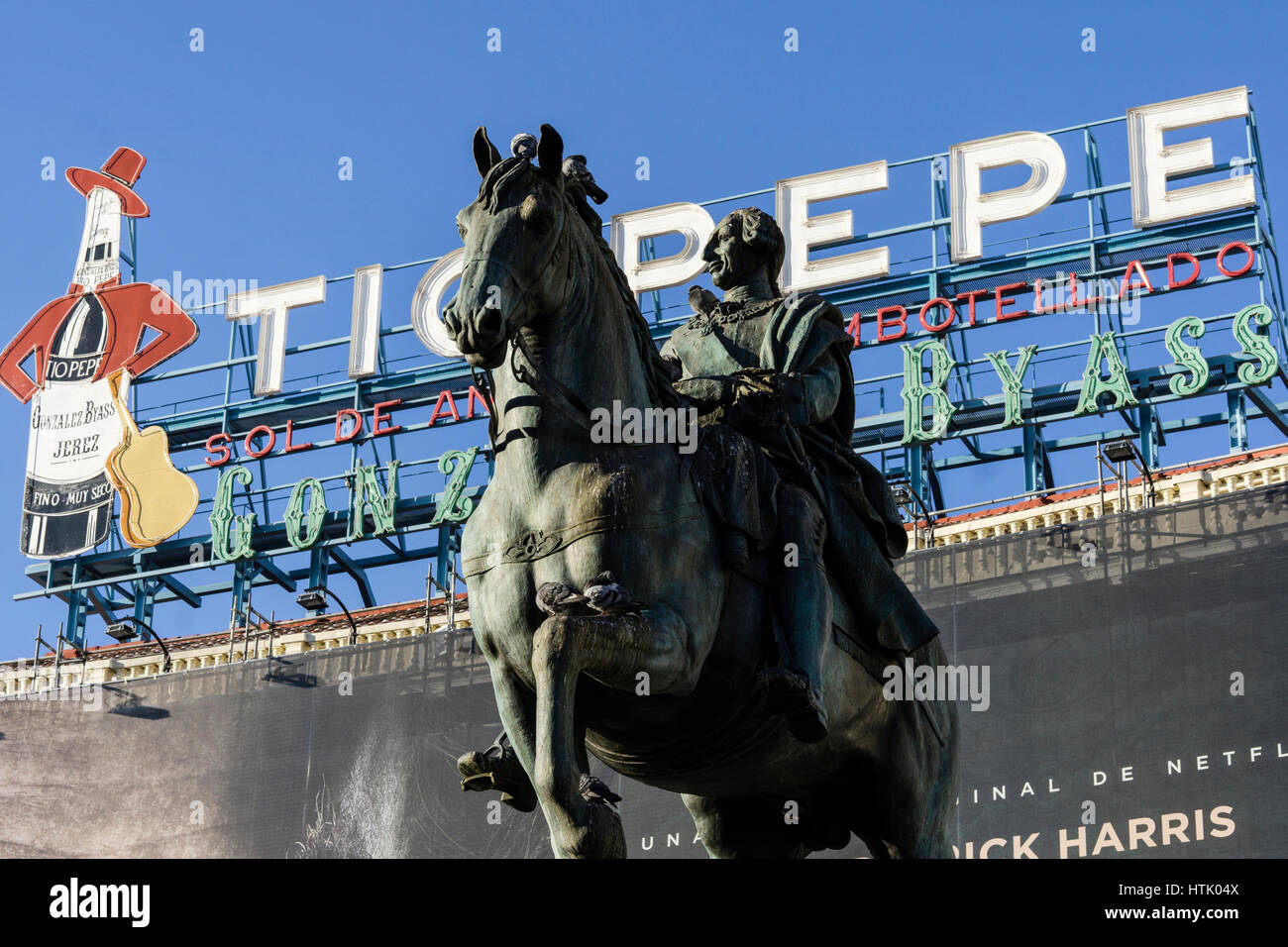 Monumento al re Carlo III e il tío pepe annuncio, puerta del sol, città di madrid, Spagna. Foto Stock