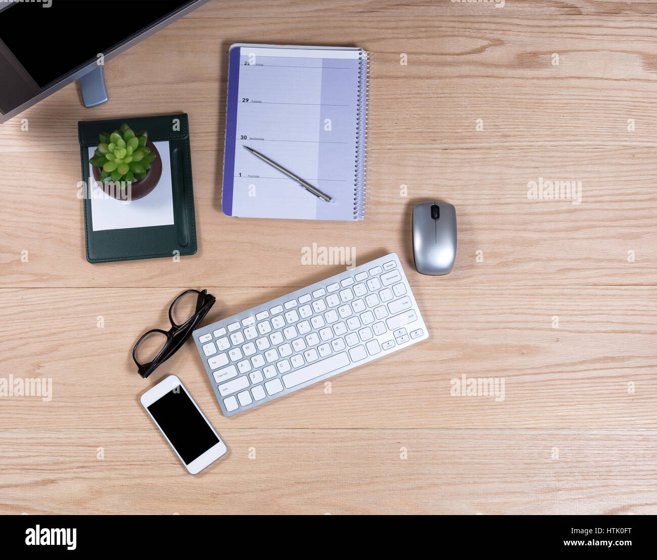 Vista aerea della sede di lavoro desktop di quercia con base di oggetti di lavoro Foto Stock