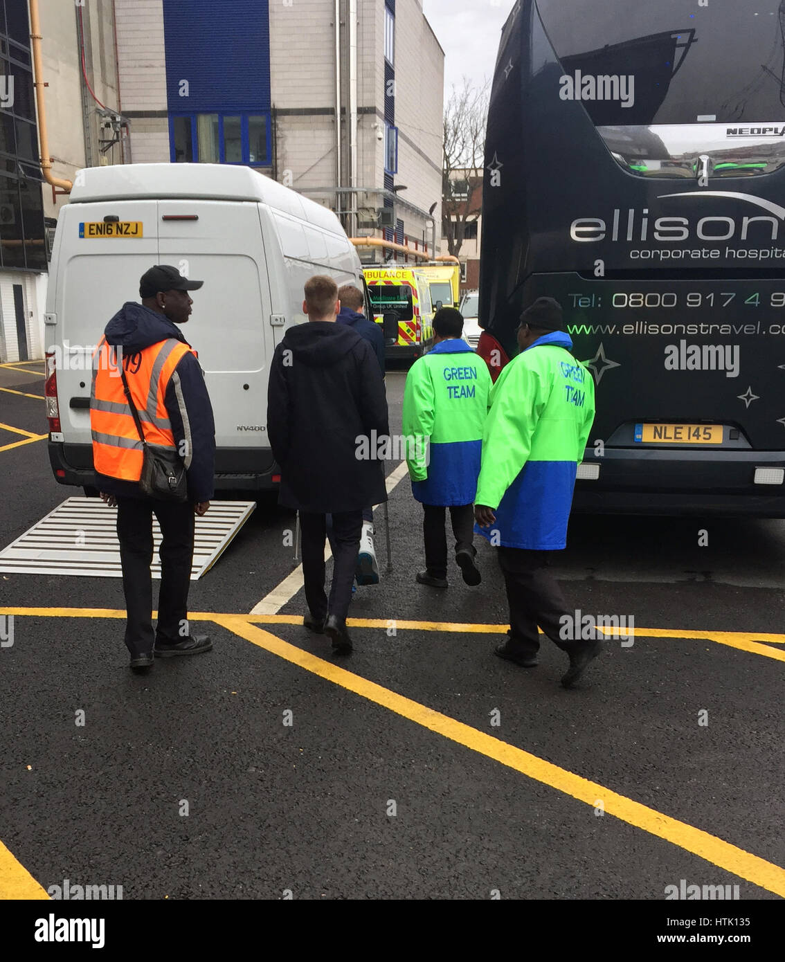 Tottenham Hotspur Harry Kane su stampelle e con un cappuccio protettivo sul suo piede destro come fa il suo modo per il team bus dopo la Emirates FA Cup, quarti di finale corrispondono a White Hart Lane, Londra. Foto Stock