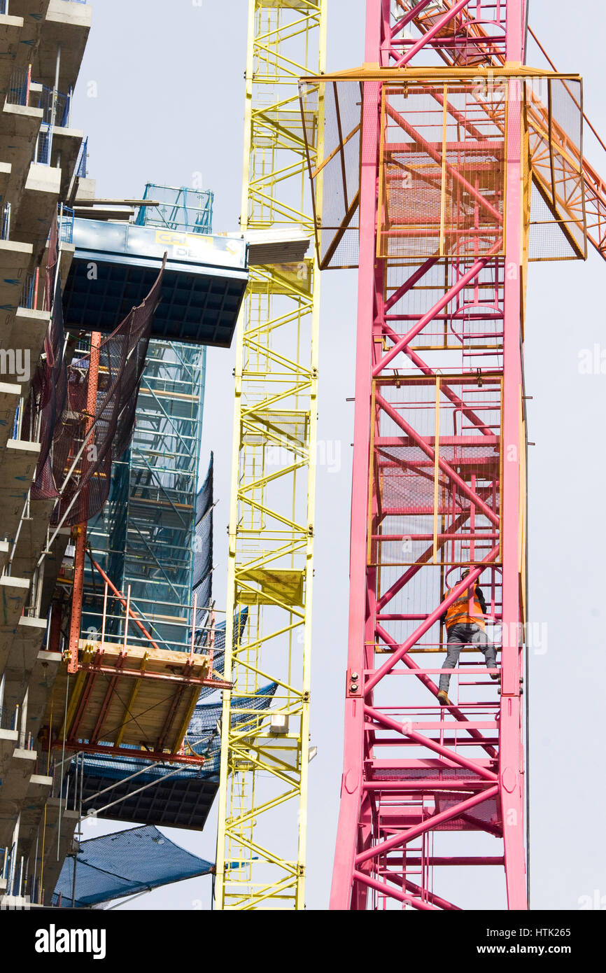 Ponteggio colorati e gru North Greenwich Londra Foto Stock