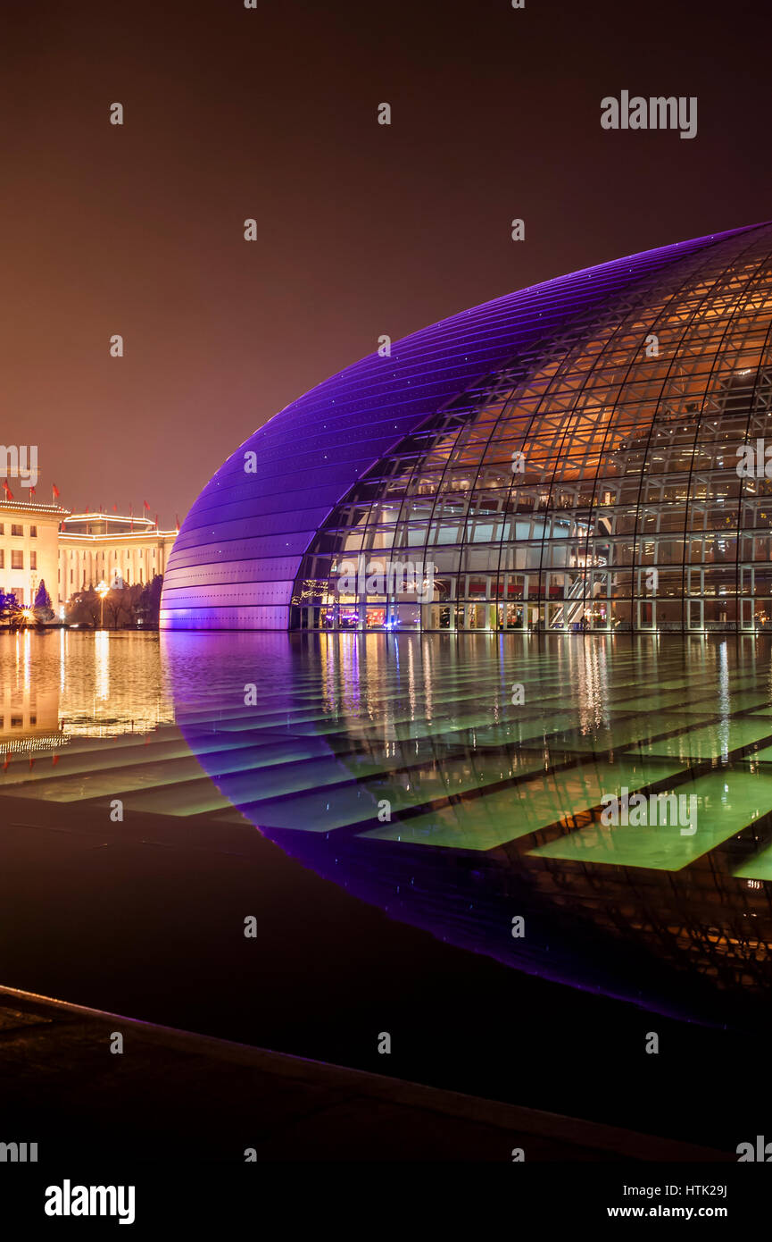 China National Theatre e la Grande Sala del Popolo sul retro nella notte. Foto Stock