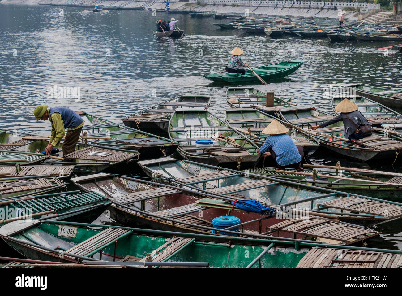 Barca a remi per viaggio turistico a Boi river Tam Coc Vietnam. La maggior parte dei regatanti in queste barche di utilizzare i loro piedi per fare canottaggio piuttosto che le loro mani. Foto Stock