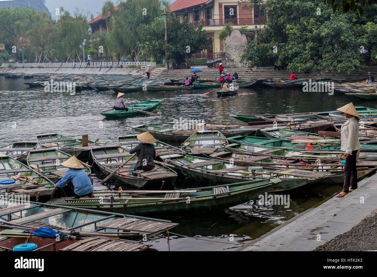 Barca a remi per viaggio turistico a Boi river Tam Coc Vietnam. La maggior parte dei regatanti in queste barche di utilizzare i loro piedi per fare canottaggio piuttosto che le loro mani. Foto Stock