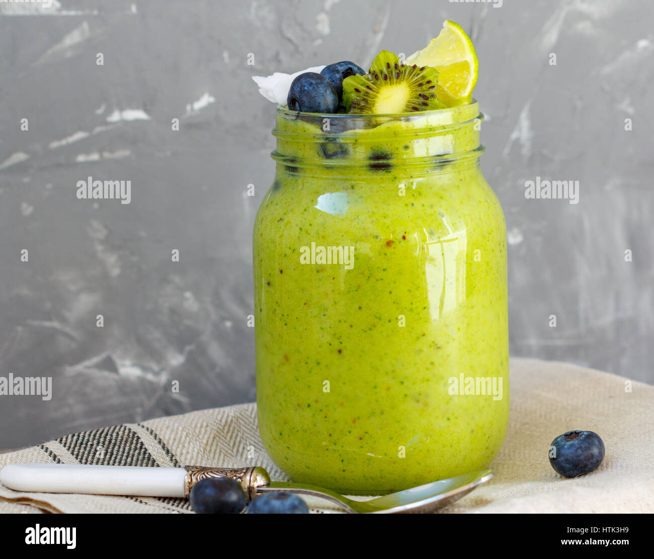 Frullato di verde da kale e banana con kiwi nel vaso del frullatore. Amore per un sano cibo vegan concept Foto Stock