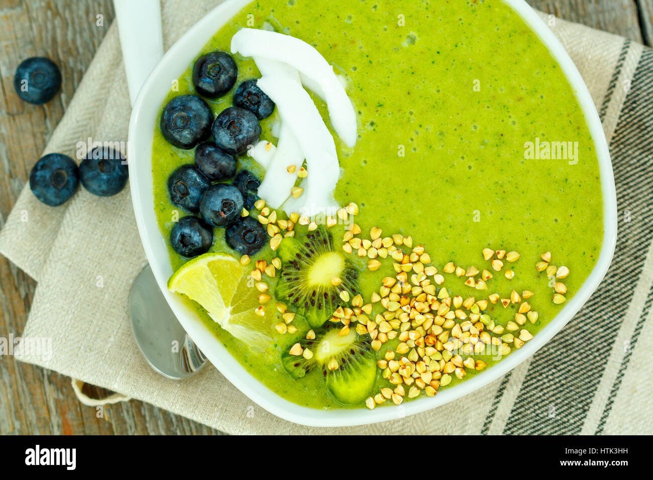 Frullato di verde da kale e banana con kiwi nella ciotola. Amore per un sano cibo vegan concept Foto Stock