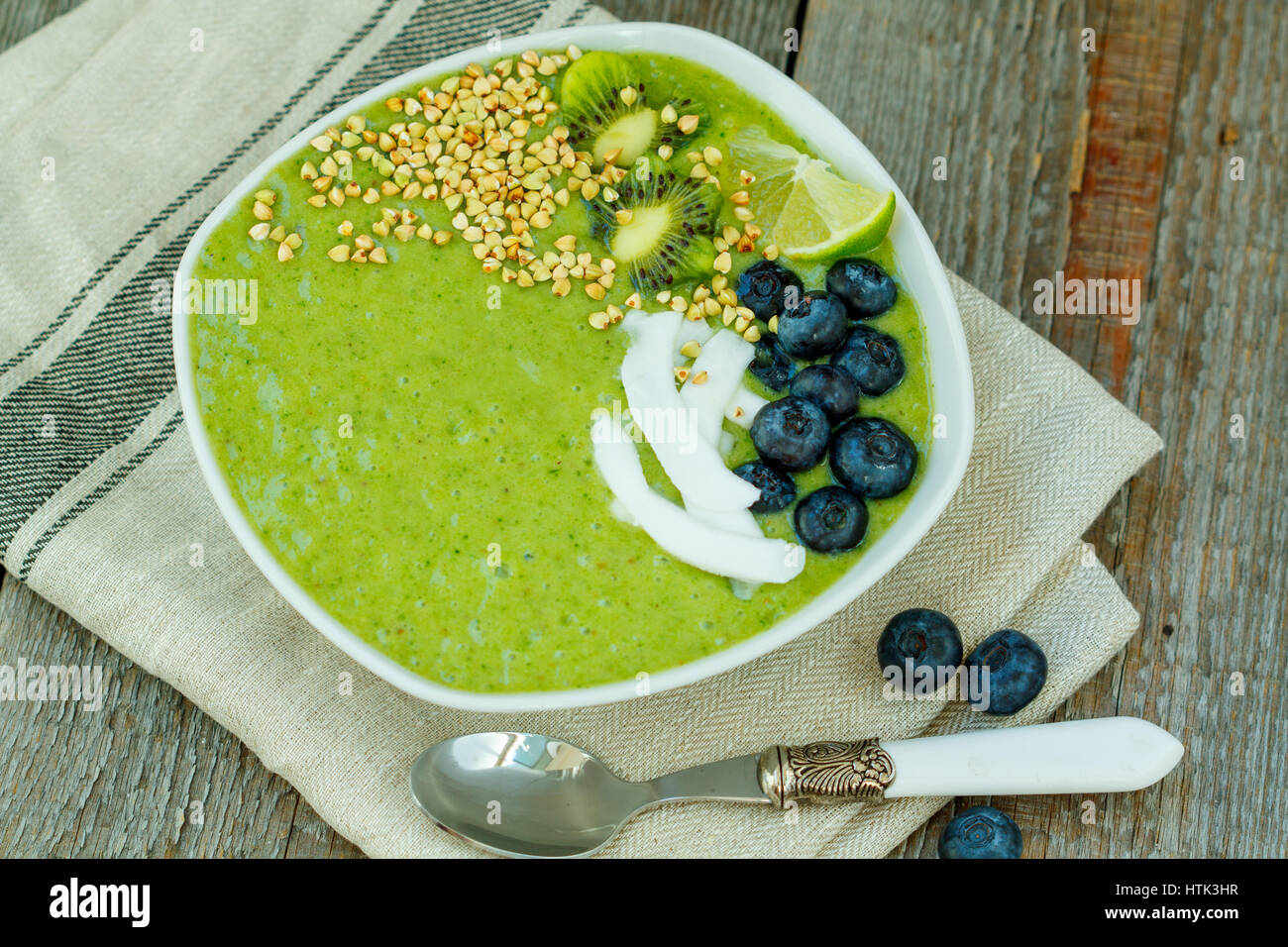 Frullato di verde da kale e banana con kiwi nella ciotola. Amore per un sano cibo vegan concept Foto Stock