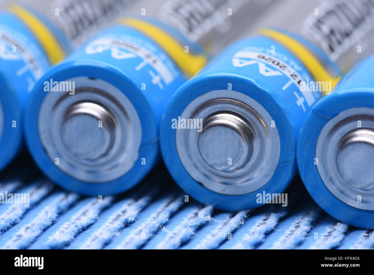 Batterie AA closeup su uno sfondo blu Foto Stock